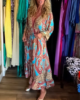 Långärmad lång klänning med modetryck